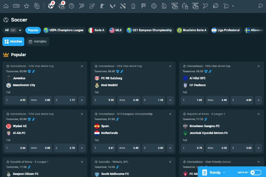 Uno screenshot della lobby delle scommesse sul calcio di CoinPoker che mostra vari eventi e mercati di scommesse per scommesse live o future.